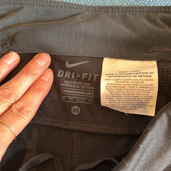 Nike dri-fit black spandex with zipper pocket - Picture 2 of 3